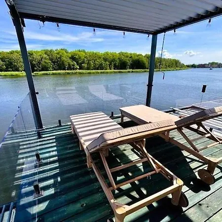 Comfortable House On The Water With A Jacuzzi Ботель Дзивнув