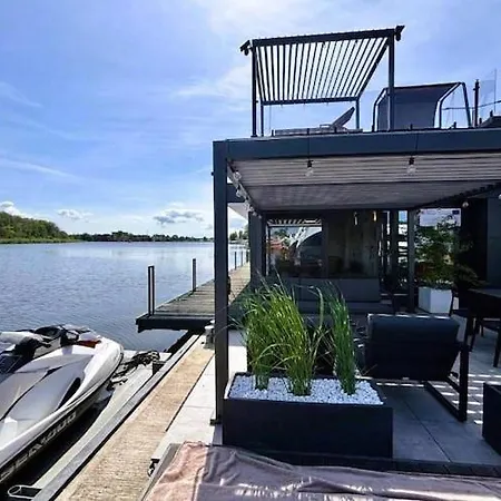 Comfortable House On The Water With A Jacuzzi *
