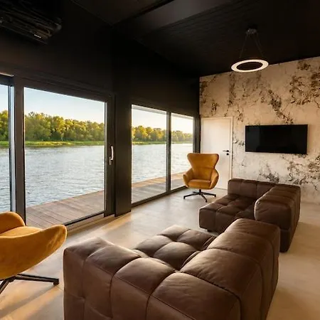 Comfortable House On The Water With A Jacuzzi Ботель *