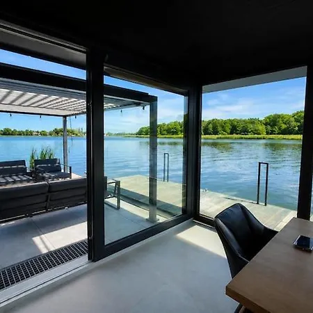 Ботель Comfortable House On The Water With A Jacuzzi