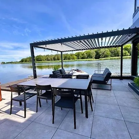 Comfortable House On The Water With A Jacuzzi Dziwnów