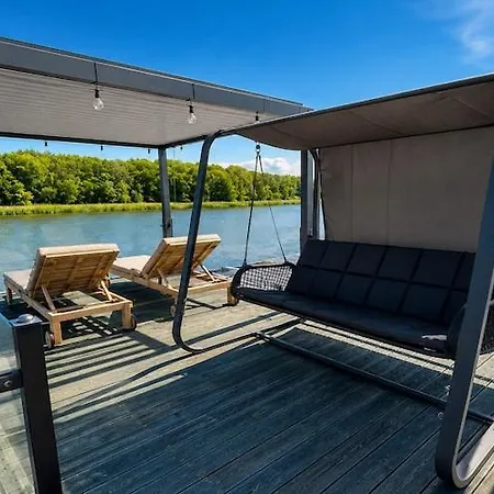 Comfortable House On The Water With A Jacuzzi Ботель Дзивнув