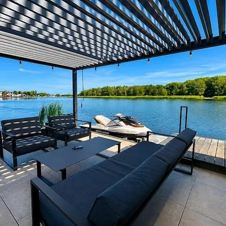 Ботель Comfortable House On The Water With A Jacuzzi Дзивнув